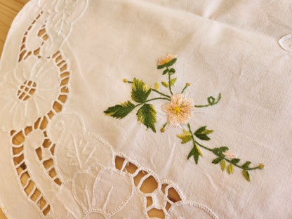 Grand napperon ancien ovale centre de table broderie 49,5 sur 88 cm B7