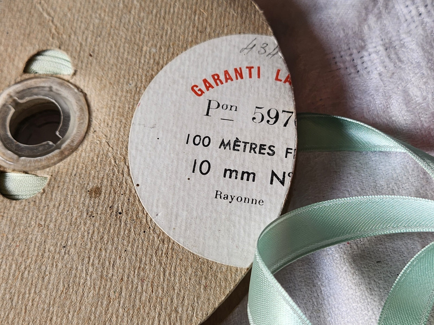 Ruban fin ancien rayonne vert  5 mètres sur 1,2 cm soie artificielle  A4 n°32