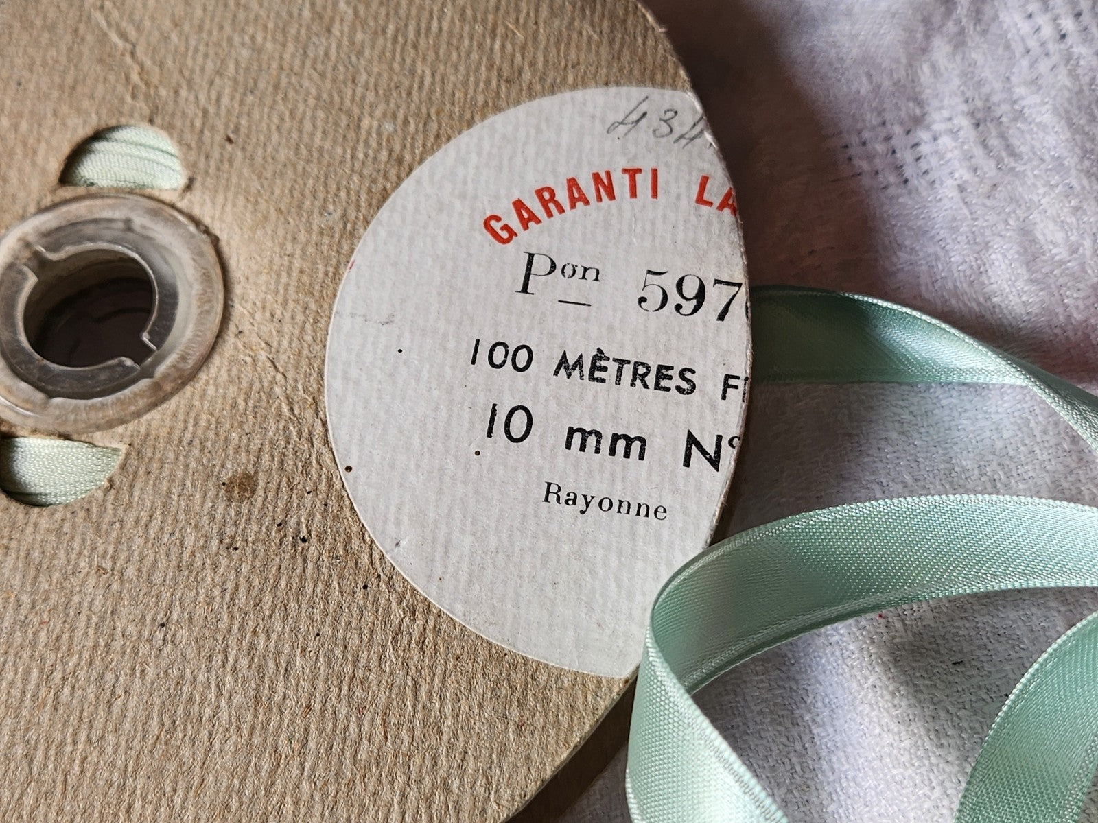 Ruban fin ancien rayonne vert  5 mètres sur 1,2 cm soie artificielle  A4 n°32
