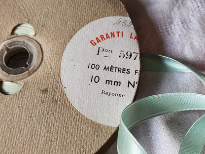 Ruban fin ancien rayonne vert  5 mètres sur 1,2 cm soie artificielle  A4 n°32