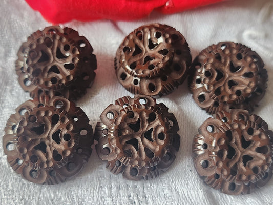 Lot 6 boutons anciens marron sculpté ajouré pied métal 2,2 cm ref 5463
