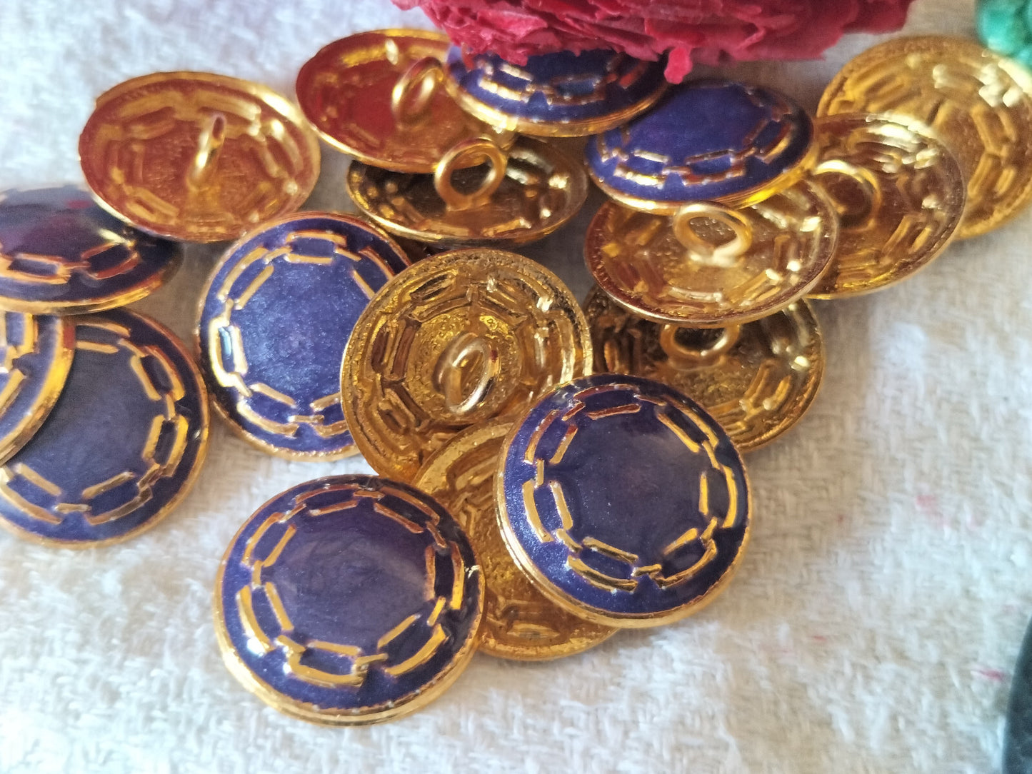 Lot 6 petits boutons en métal violet doré leger pied 1,5 cm ref 2465