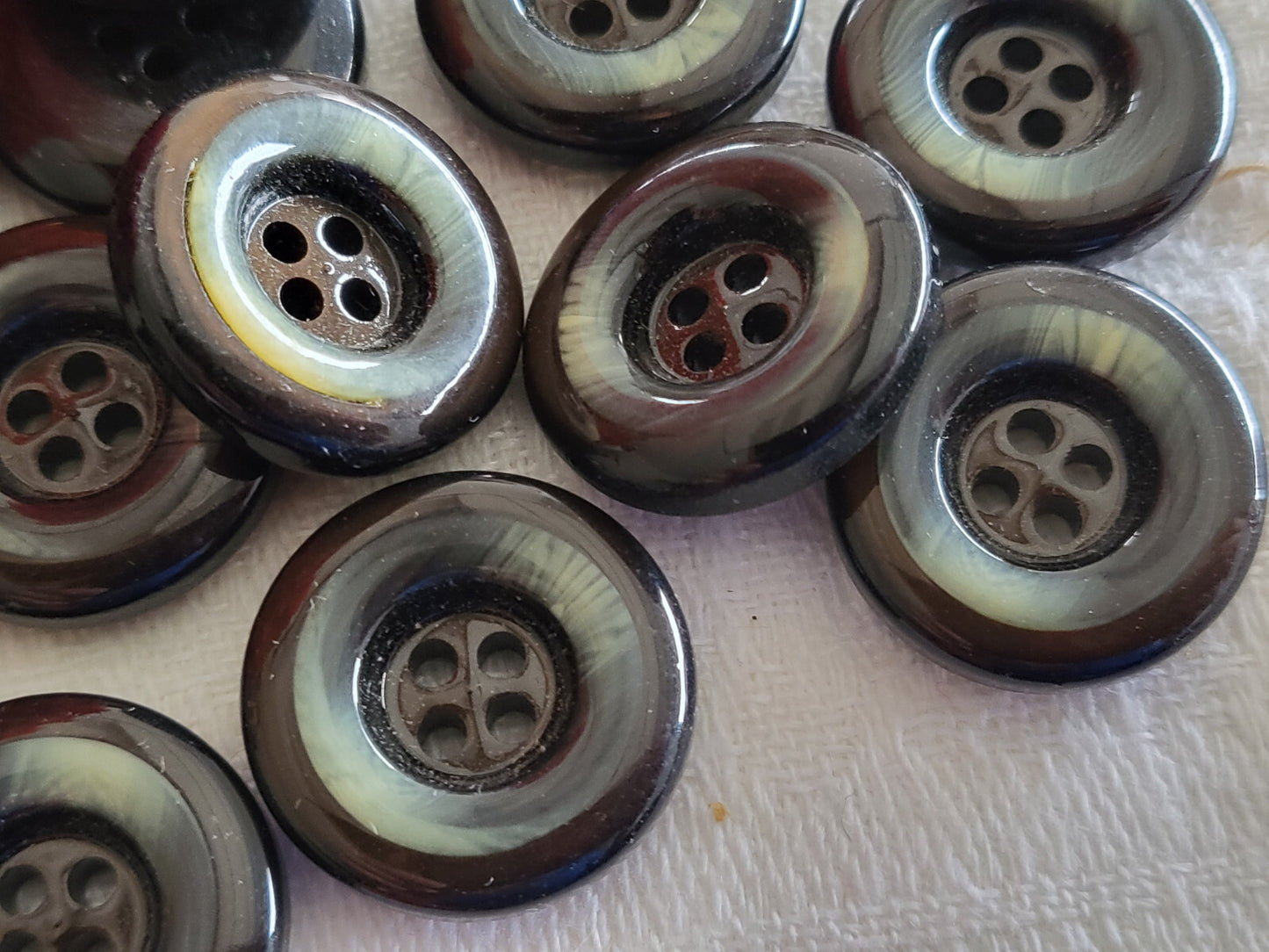 Lot 13 boutons marron crème à trou lumineux 2 cm ref 966