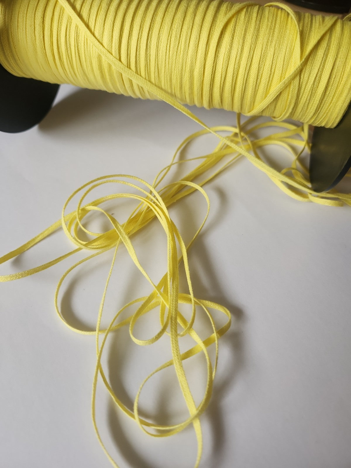 Biais ruban plat cordon fin lacet corsage 10 mètres sur 0,4 cm Jaune Tisserin A4