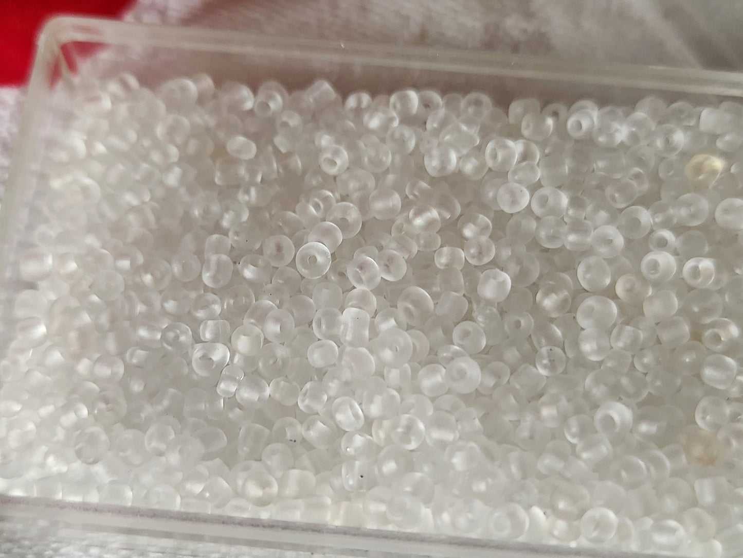 Lot environ 23 grammes de perles de rocaille transparente opaque mat n°2