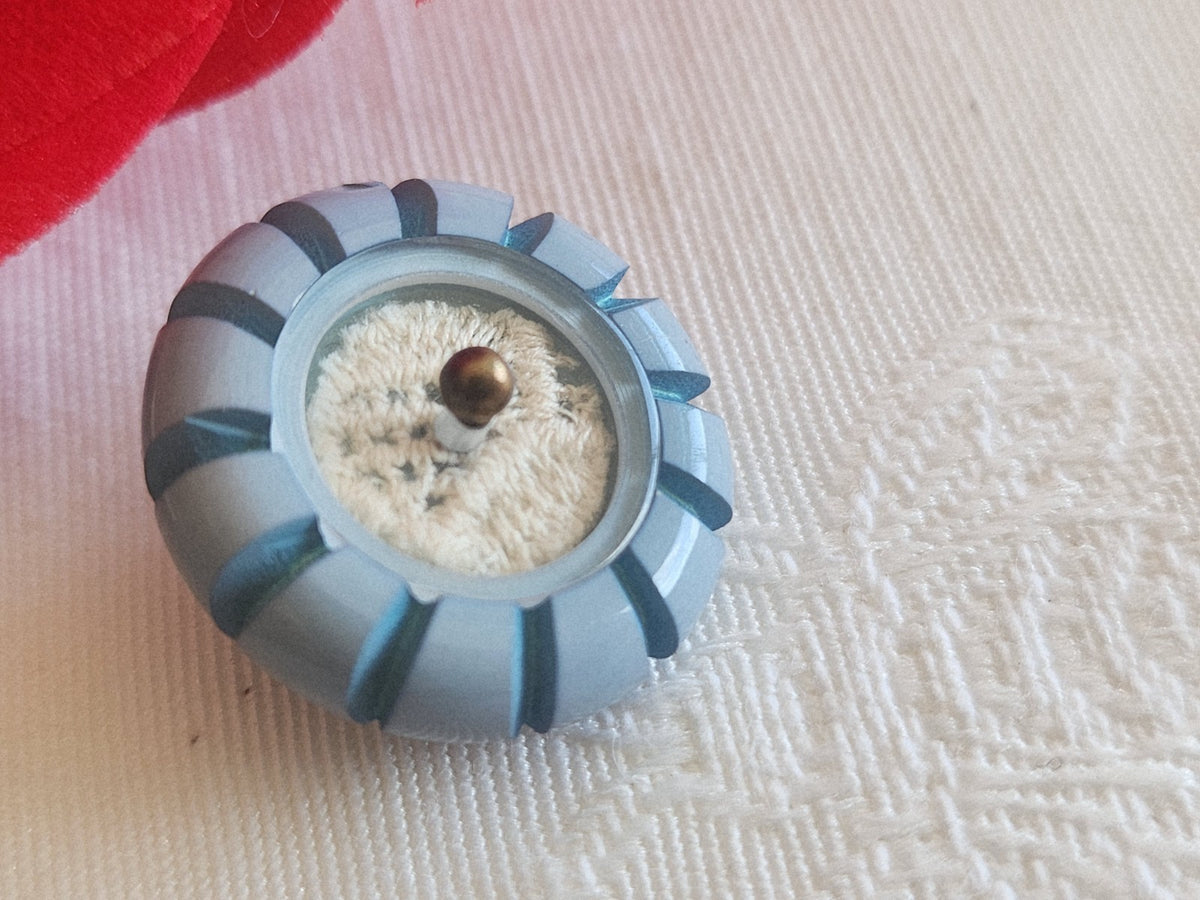 Bouton ancien collection bleu tendre dentelle emprisonnée 2,1 cm 21 mm G3S