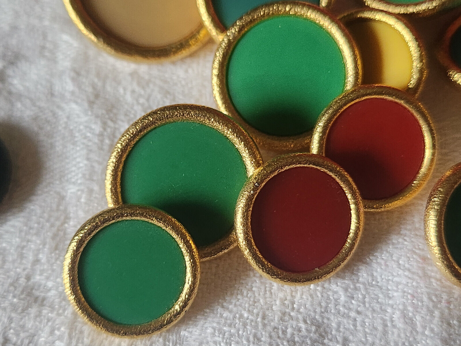 Lot 11 boutons vintage métal panaché pied couleur 1,8 à  2,7 cm ref 4899