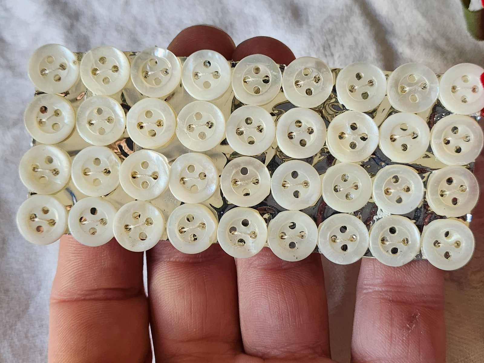 Plaque lot 36 boutons anciens en nacre blanc trous 1 cm corsage mini N°5