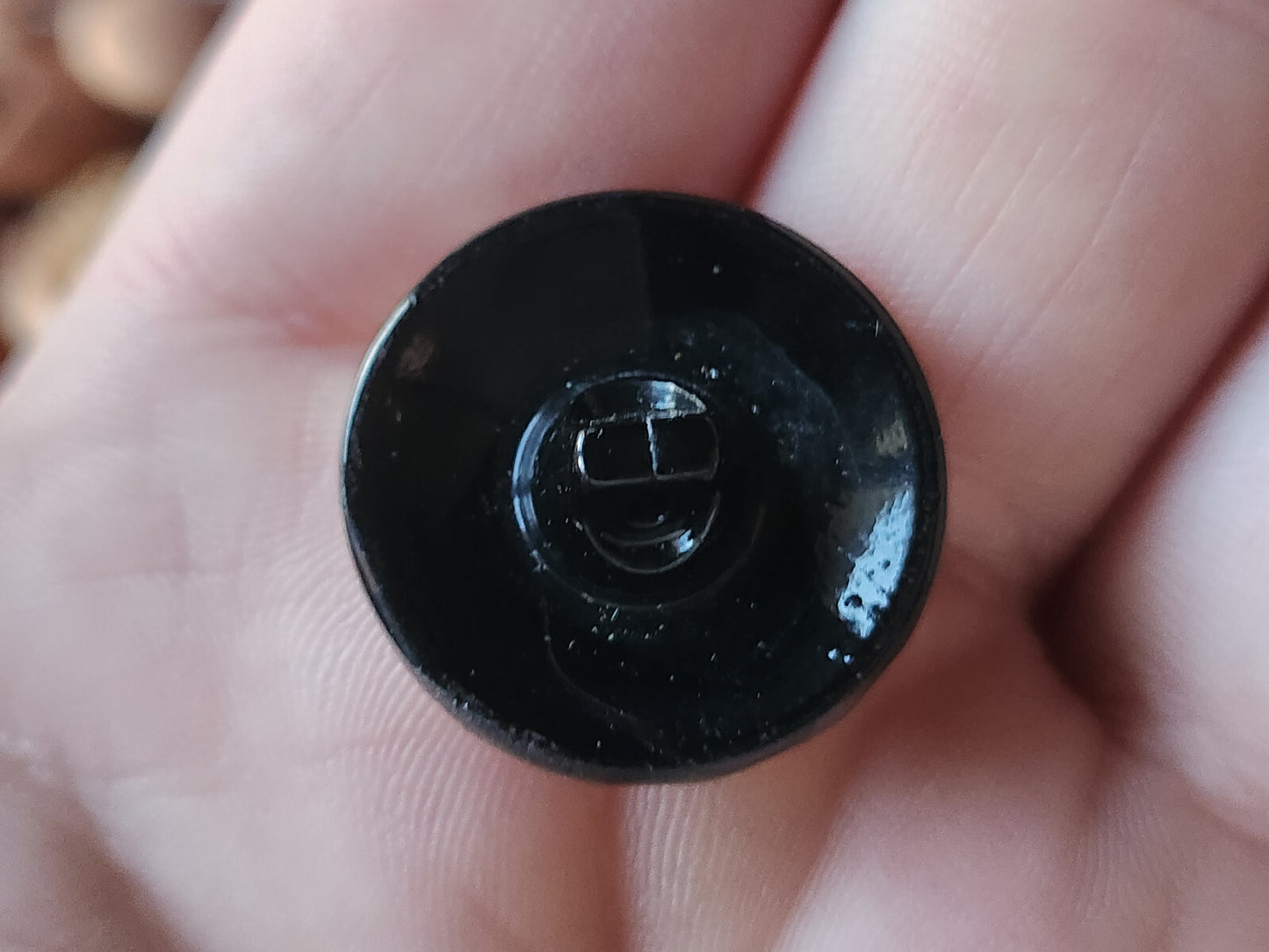 Gros bouton ancien en verre argenté texturé diamètre: 2,2 cm D9C