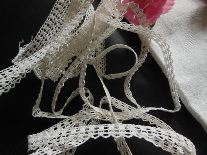 Dentelle ancienne dentelée 2 mètres 70  sur 1 cm  t1-49