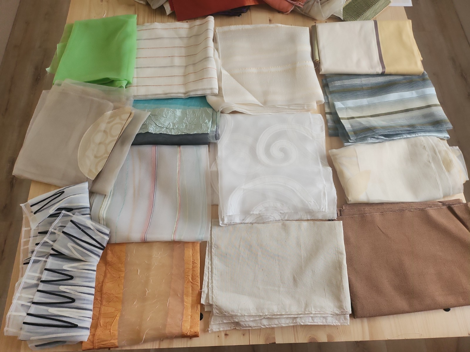 Enorme lot de tissu /voilage fond de magasin datant de 1993 échantillons B5