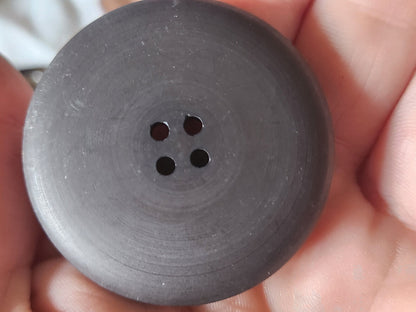 Gros bouton vintage marron mat travaillé  4,3 cm ref 4928