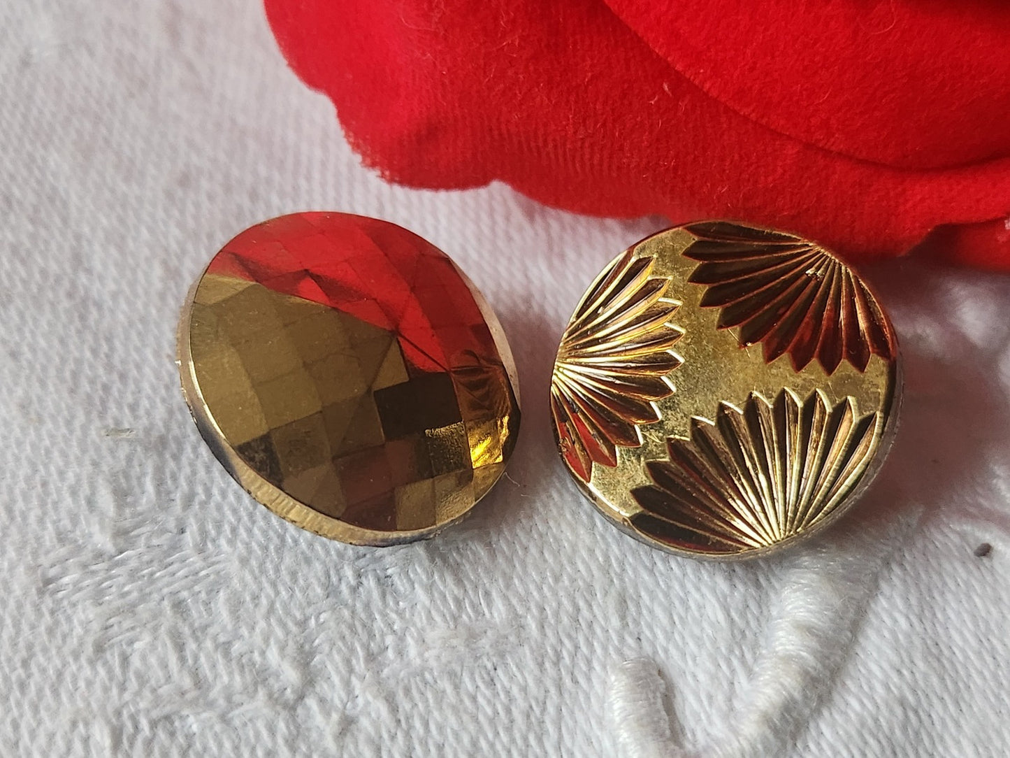 Duo boutons anciens en verre doré travaillé vintage 1,7 cm D9I