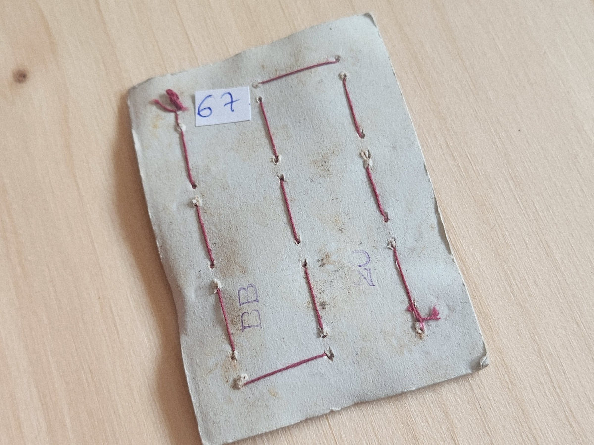 Rare petite plaque boutons anciens en nacre  1,2 cm  lot de 12 n°67