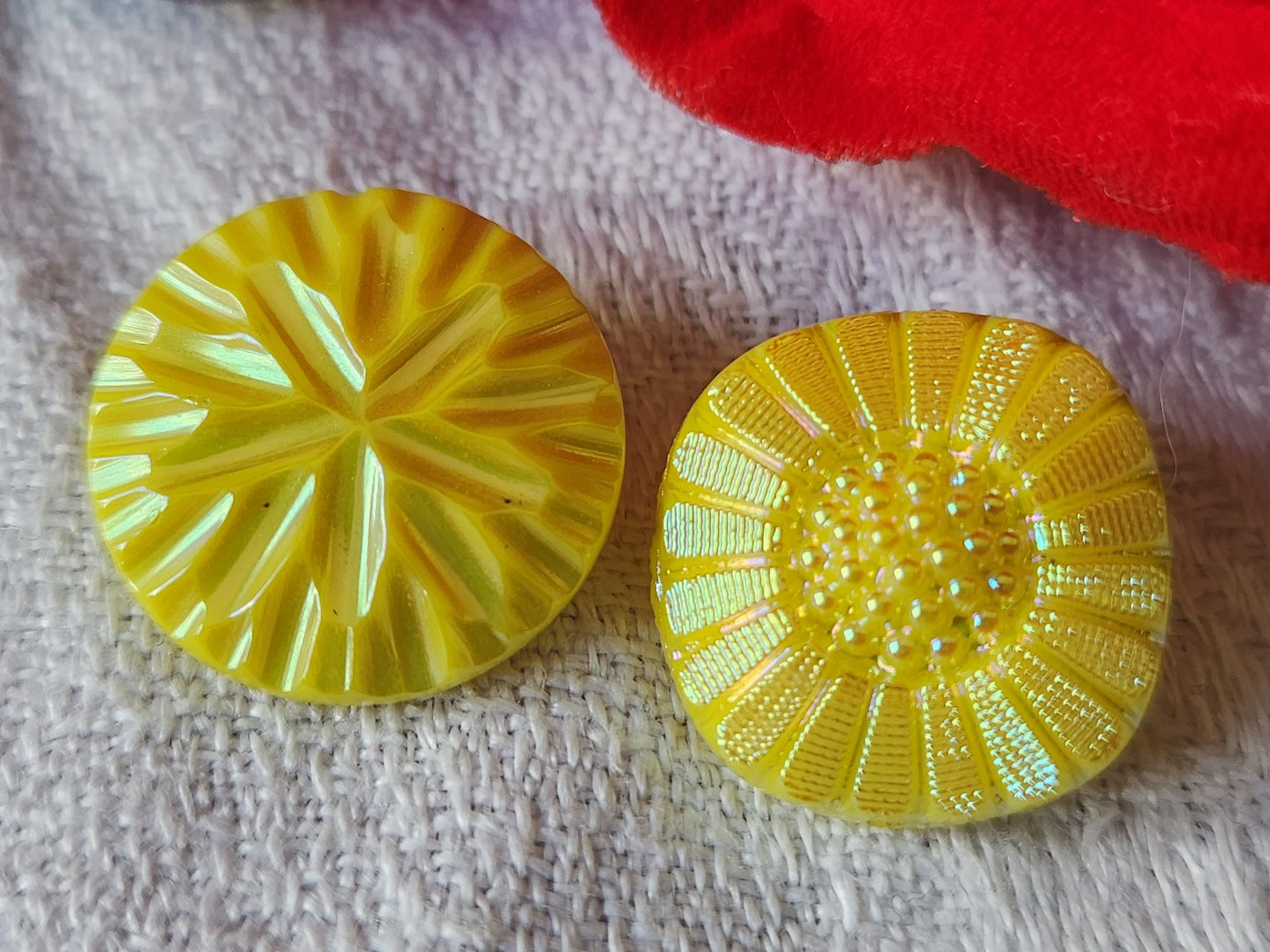 Duo boutons anciens en verre vintage jaune irisé  travaillé 1,7 et 1,8 cm G19C