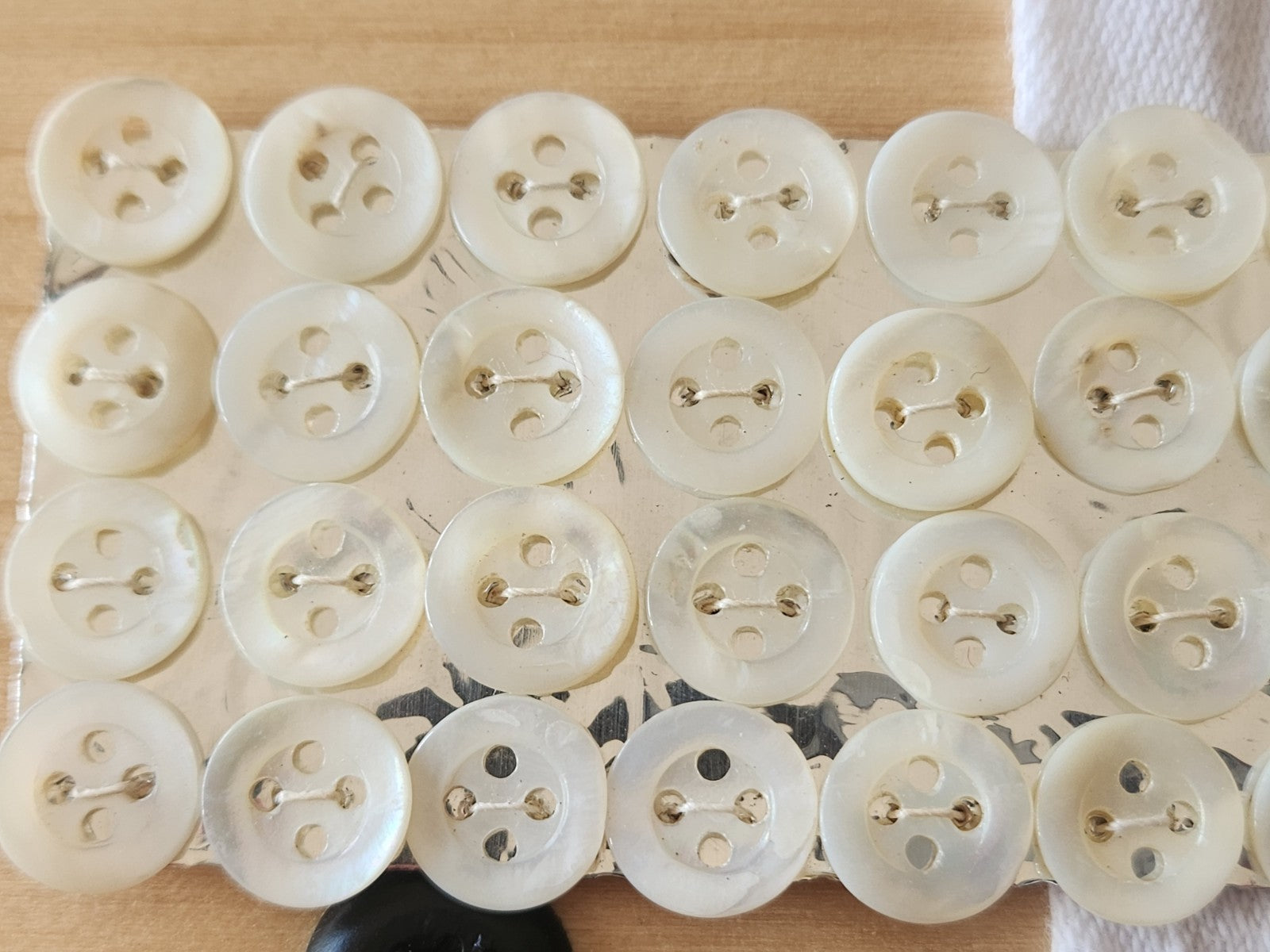 Plaque lot 36 boutons anciens en nacre blanc trous 1 cm corsage mini N°6