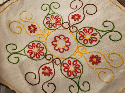 Napperon ancien ou centre de coussin broderie main toile 26,5 cm B6-24