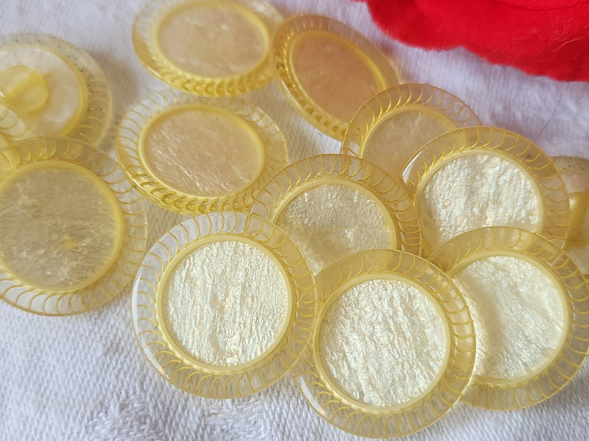 Lot 6 boutons vintage coeur jaune satiné nacré pied 2,2 cm ref 1444