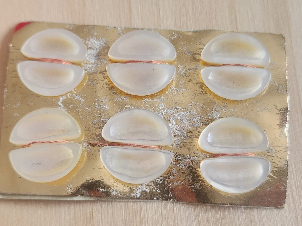 Rare petite plaque boutons anciens en nacre  1,7 cm  lot de 6 n°69