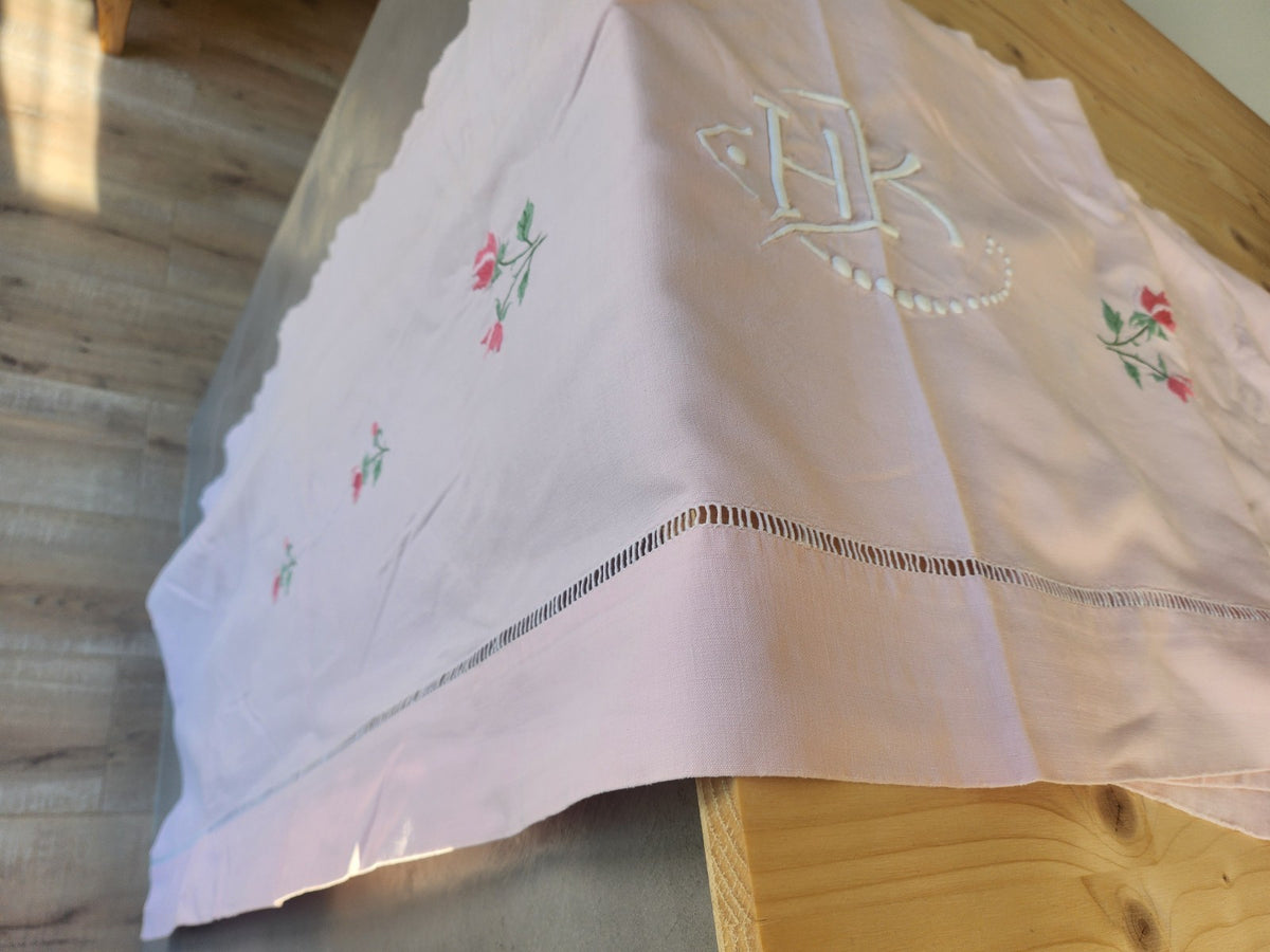 Monogramme ancien HK retour de drap rose brodée jour B7