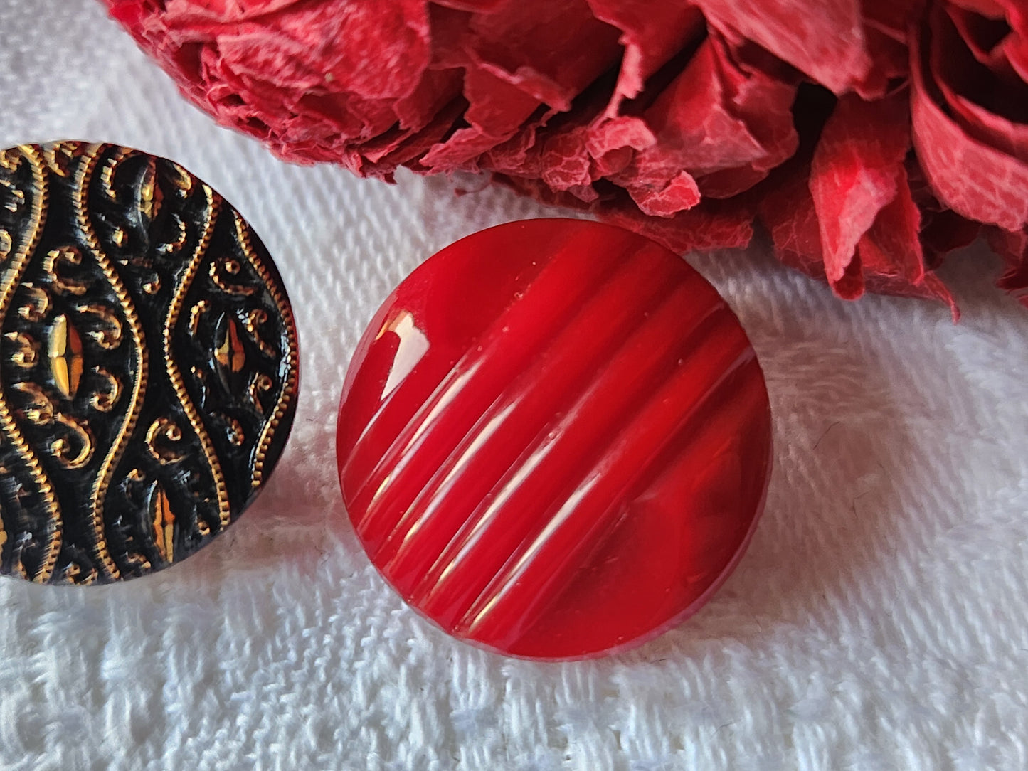 Duo boutons anciens en verre rouge doré noir  pied 1,7/ 1,8  cm D10A