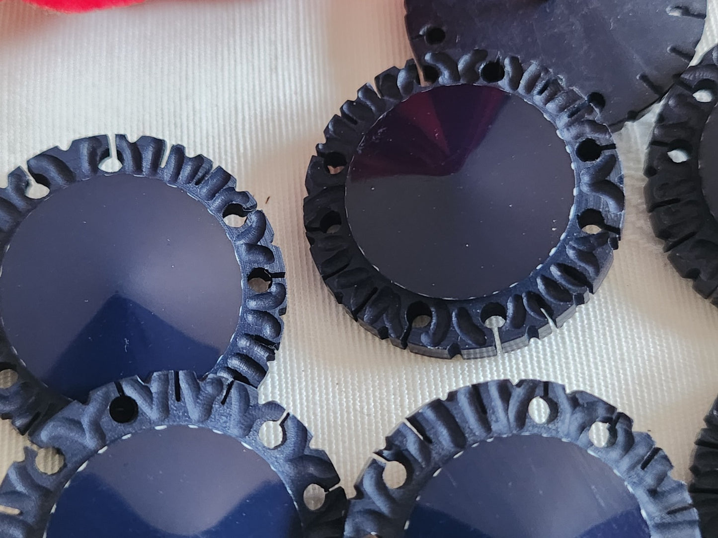 Lot 6 boutons anciens gros bleu dentellé pied laiton 2,8 cm ref 6384