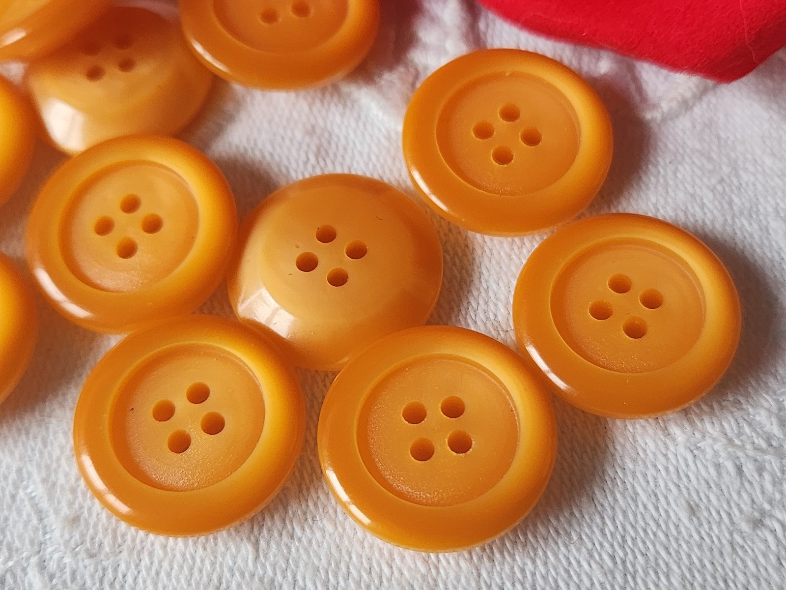 Lot 12 boutons orange 4 trous vintage mercerie 1,7 cm ref 345