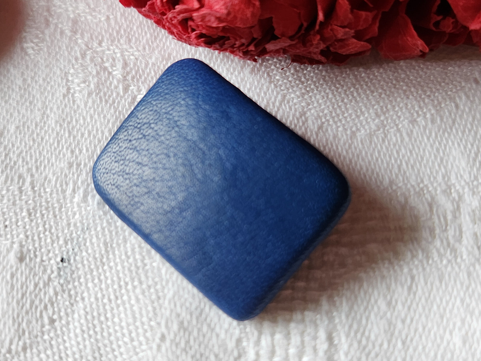Ancien bouton en cuir bleu  design collection 2  sur 2,9  cm G10J