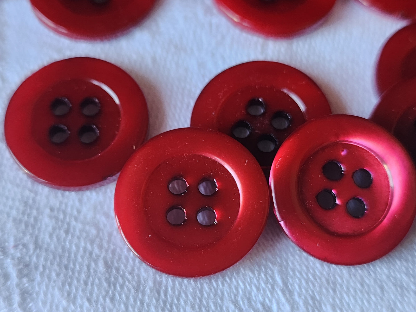 Lot 12  boutons vintage en nacre rouge 1,7 cm à trous  ref 417