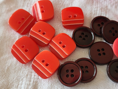 Lot 19 boutons vintage rouge trois series trous 1,5 cm ref 5959