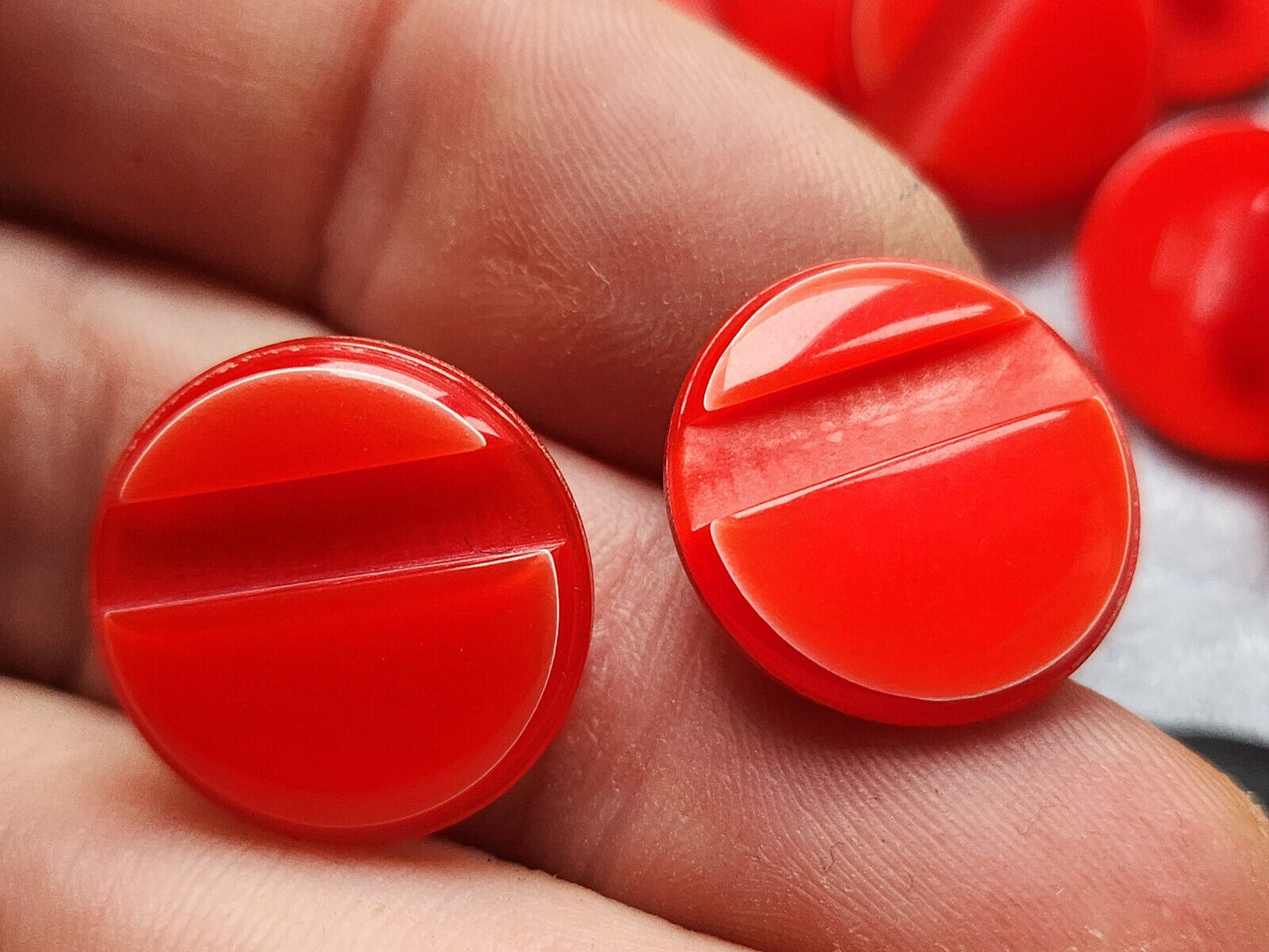 Lot 10 jolis boutons vintage rouge liseré nacré à pied 1,8 cm ref 3529