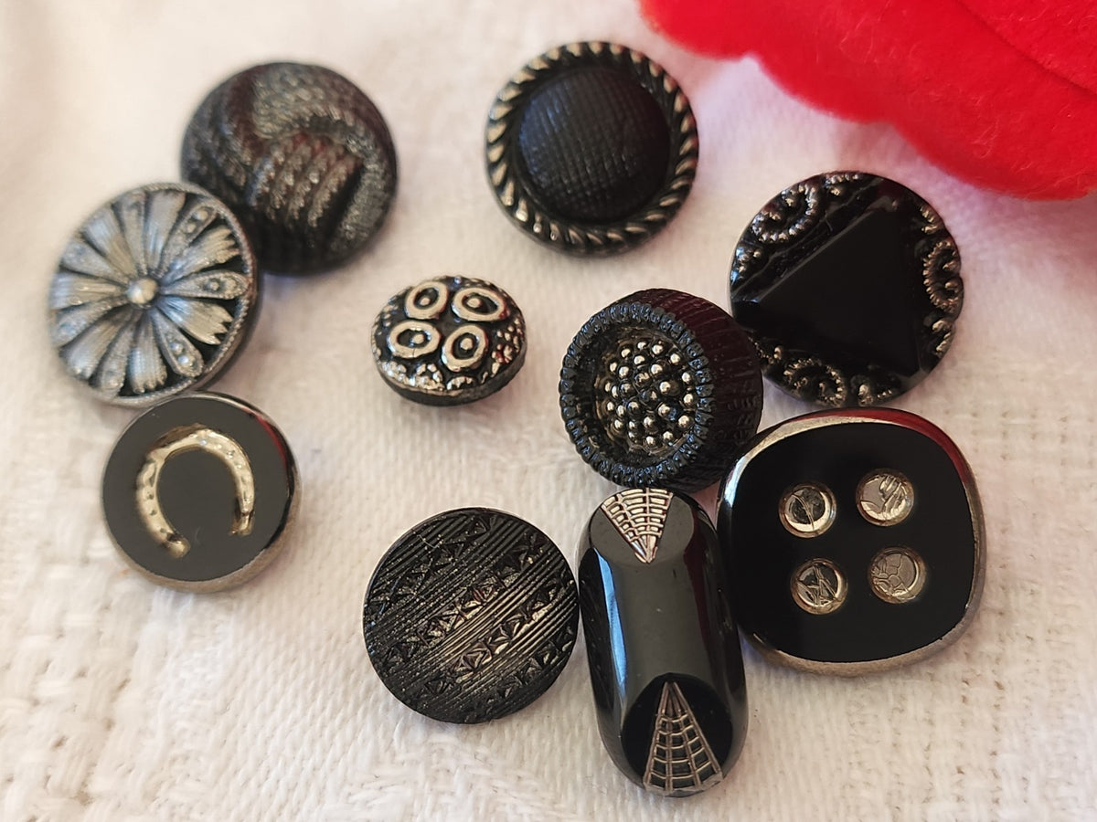 Lot 10 boutons anciens en verre argenté noir  panaché 0,8 à 1,4 cm ref 6091