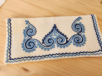 Ancien porte serviette fait main bleu broderie  neuf pochette 12 cm sur 25 cm B8