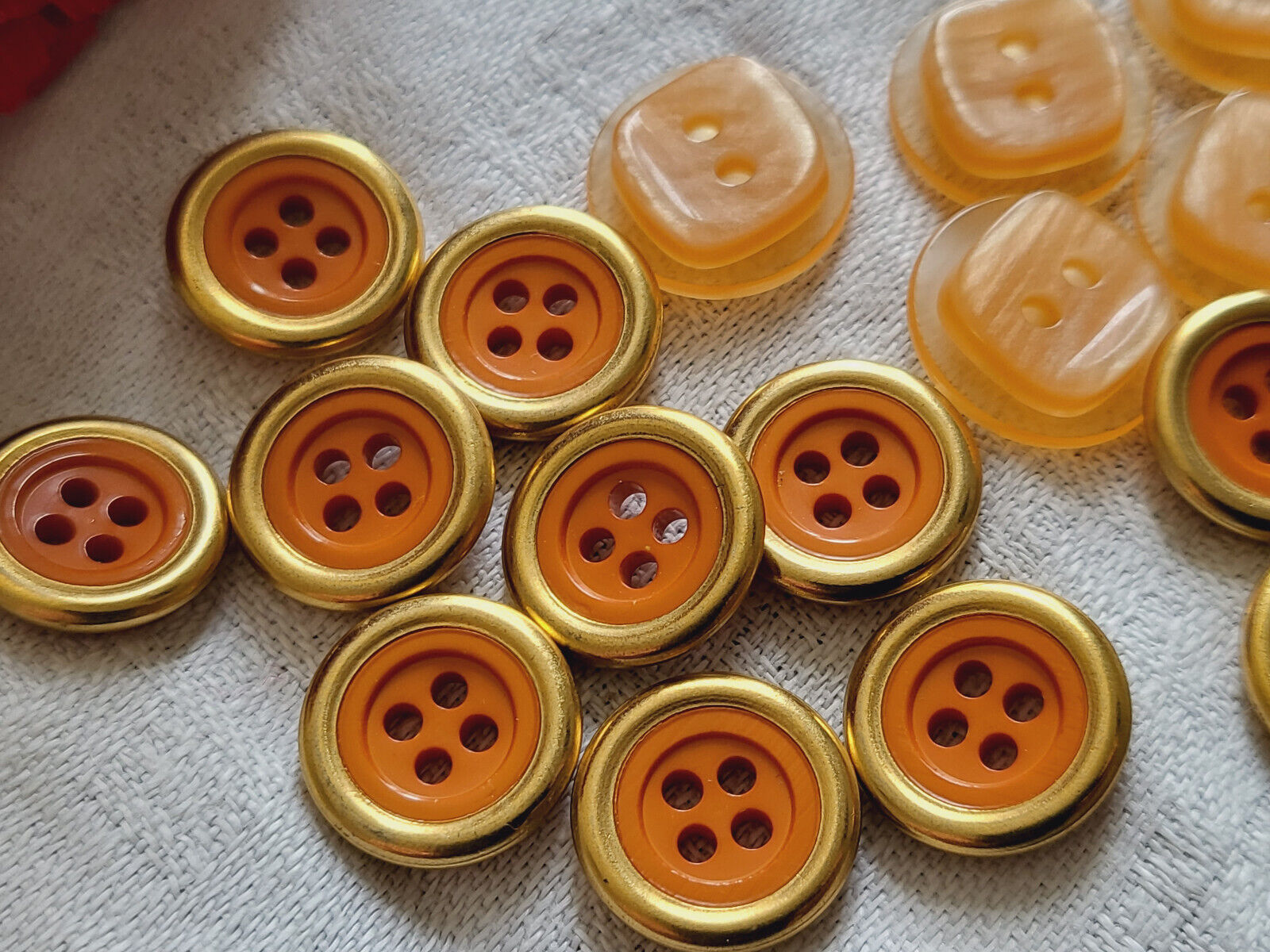 Lot 17 boutons vintage 2 series orange petits à trous 1,3 et 1,4 cm ref 1042