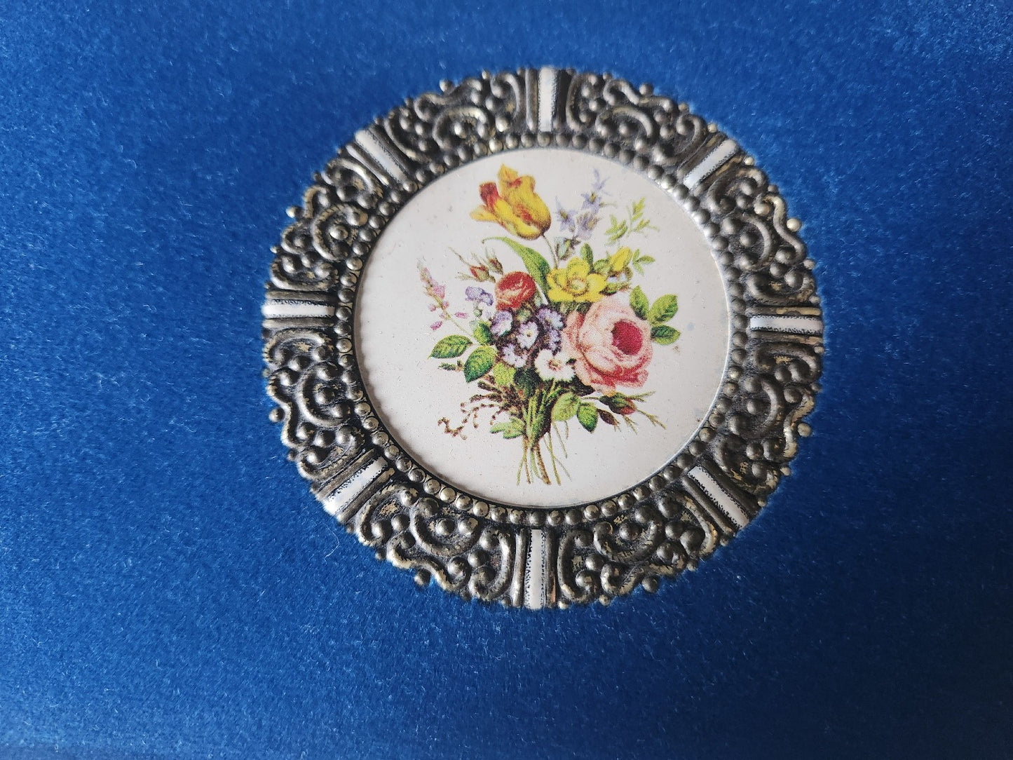 Ancienne boite tôle velours bleu medallon bouquet d'or vintage