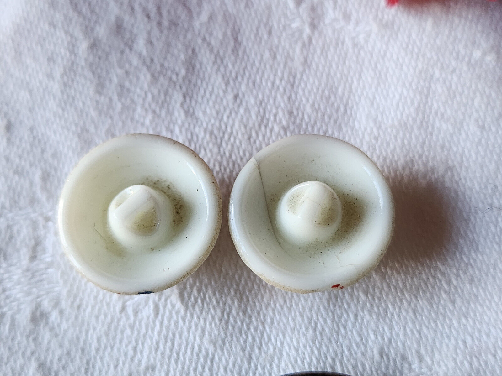 Duo boutons anciens en verre peint effet craquelé 1,8 cm pied D9L