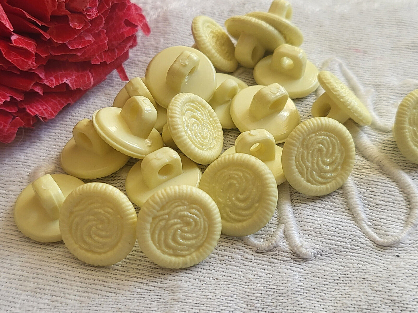 Lot 21 petits boutons jaune spirale à pied 1,3 cm ref 2152