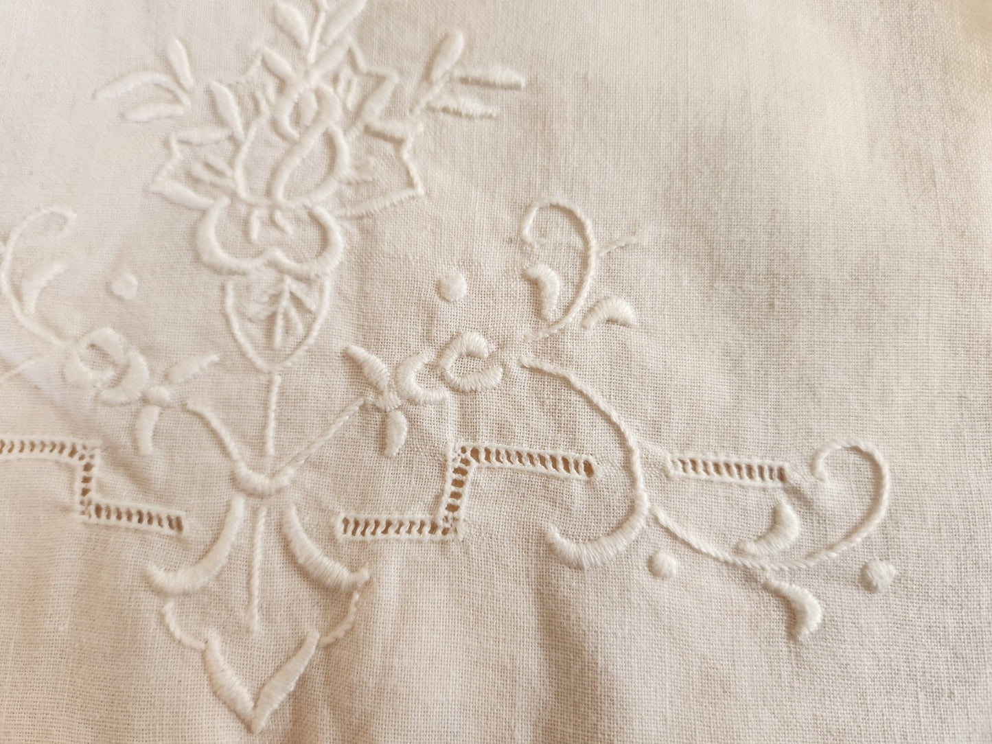 Broderie ancienne blanche pour création decor fleur ajouré T8