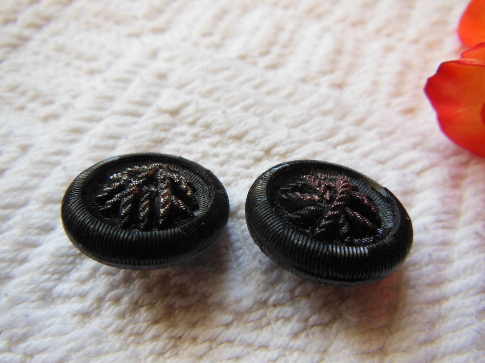 Duo boutons anciens verre noir cœur effet passementerie marron gris 1,7 cm  D9G