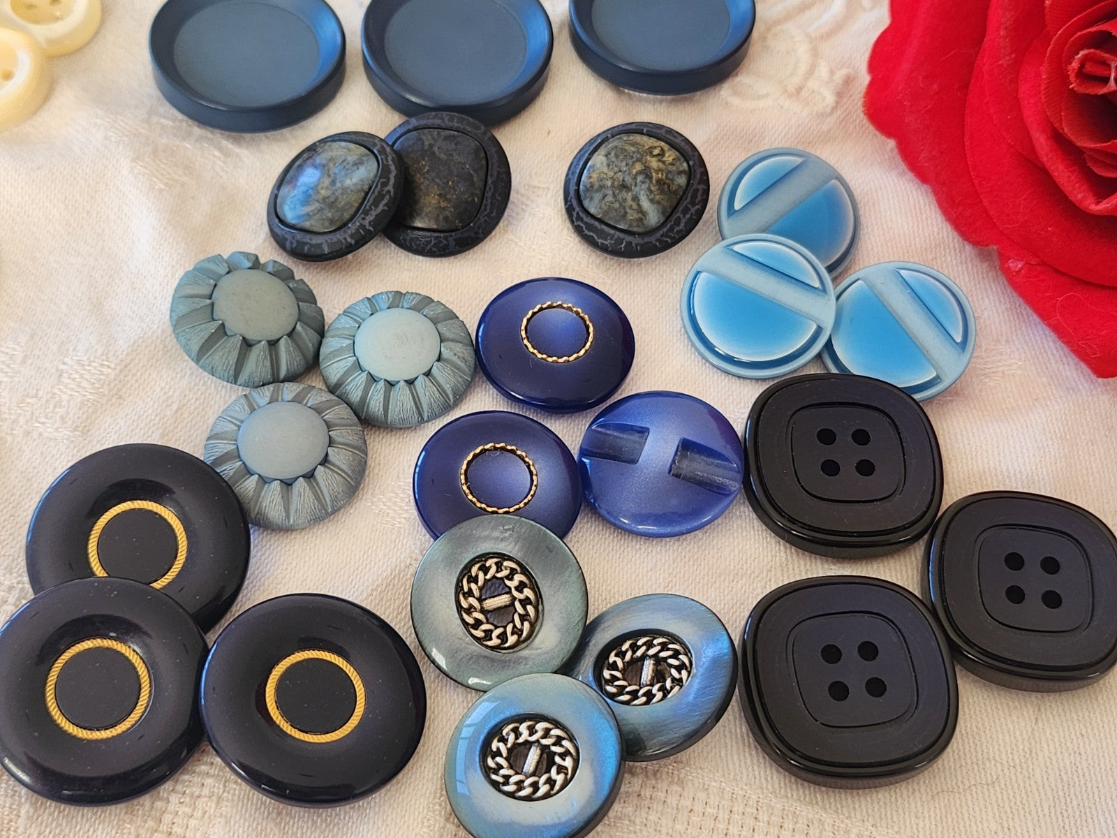 Lot 24  boutons vintage bleu trio 2,1 cm à 3 cm panaché ref 6065