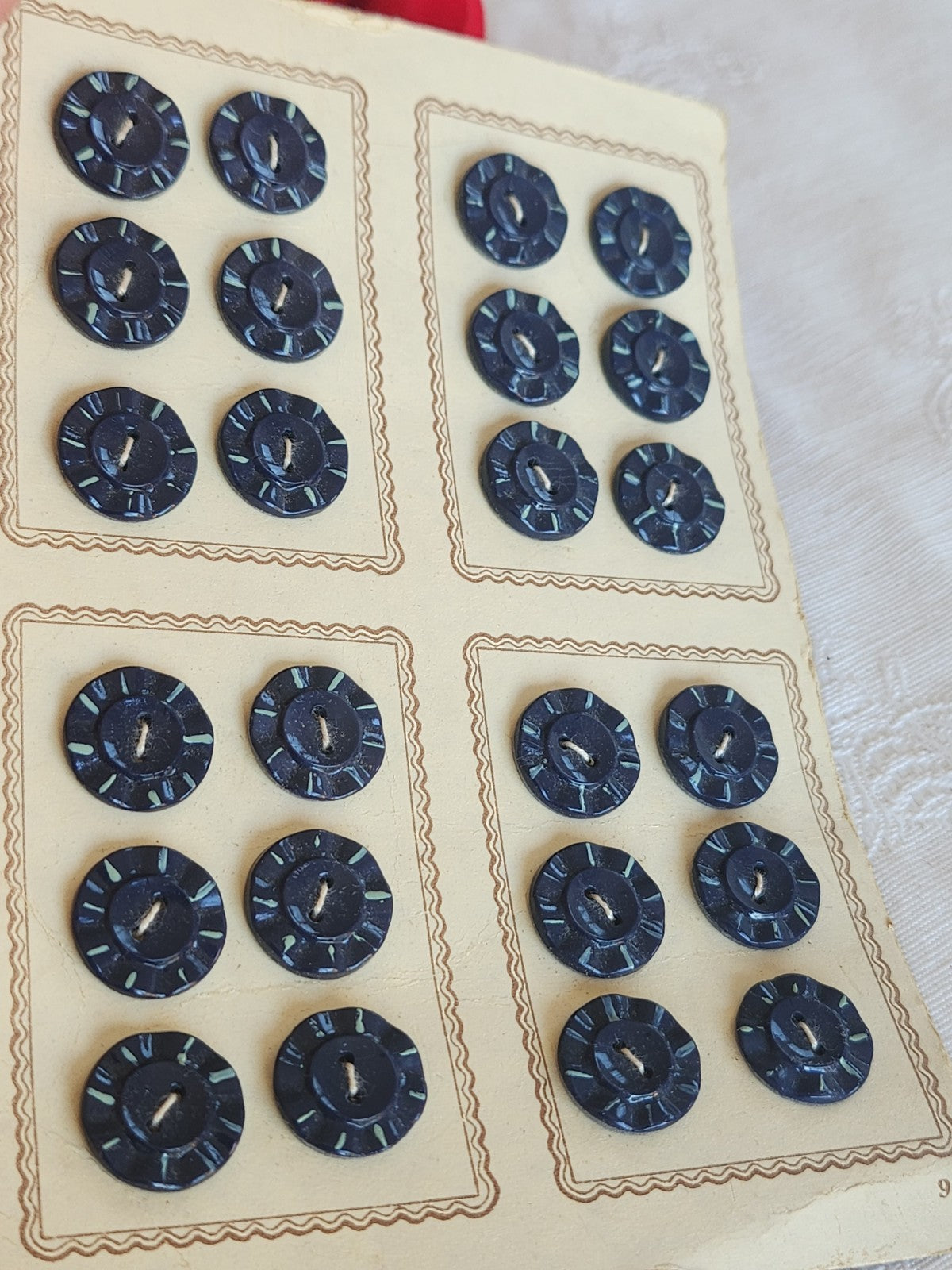plaque lot 24 boutons anciens en verre bleu peint trous 1,2 cm ou 12 mm