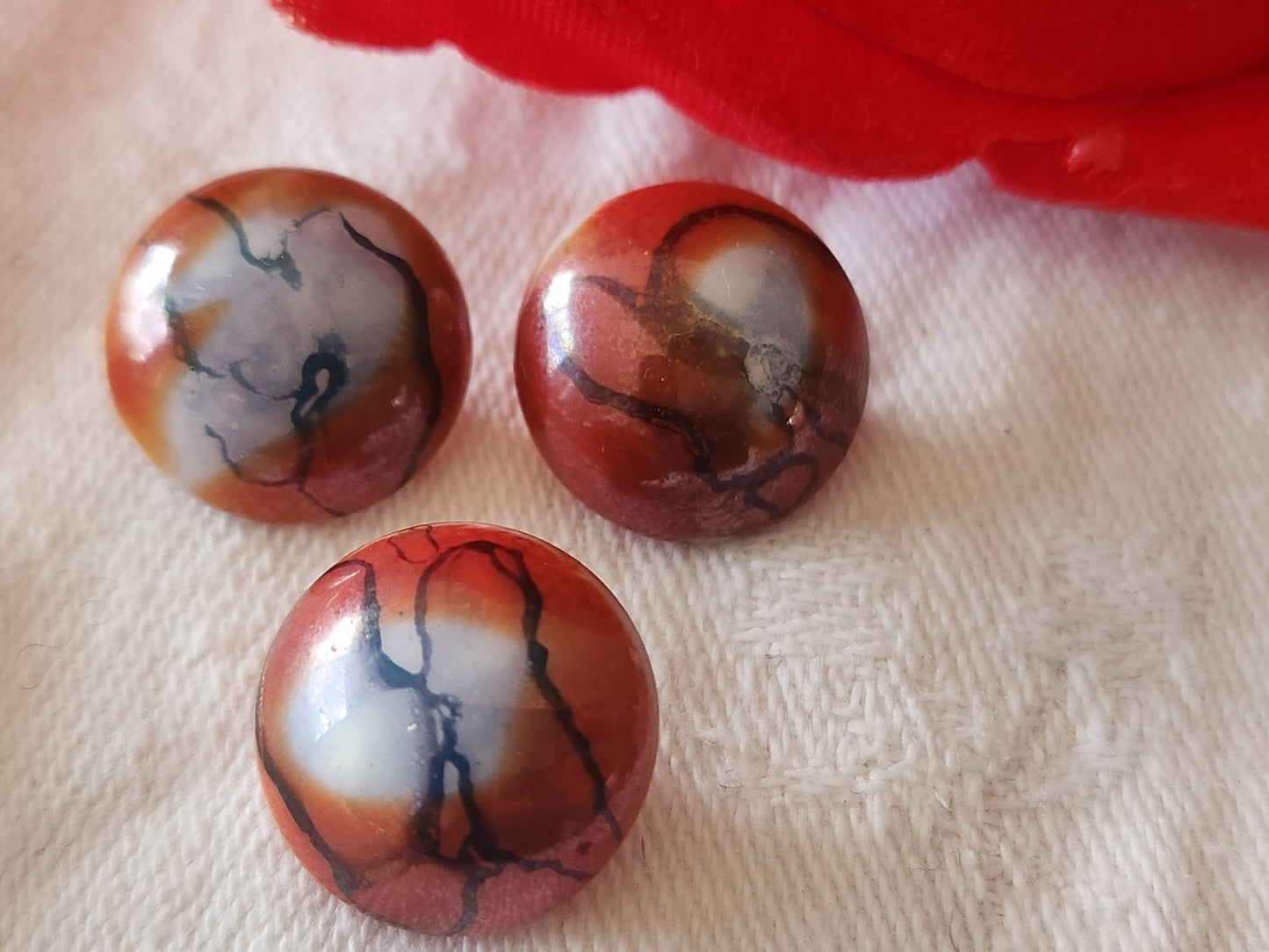 Trio  boutons vintage en verre rouge marbré 1,5 cm ancien G18B