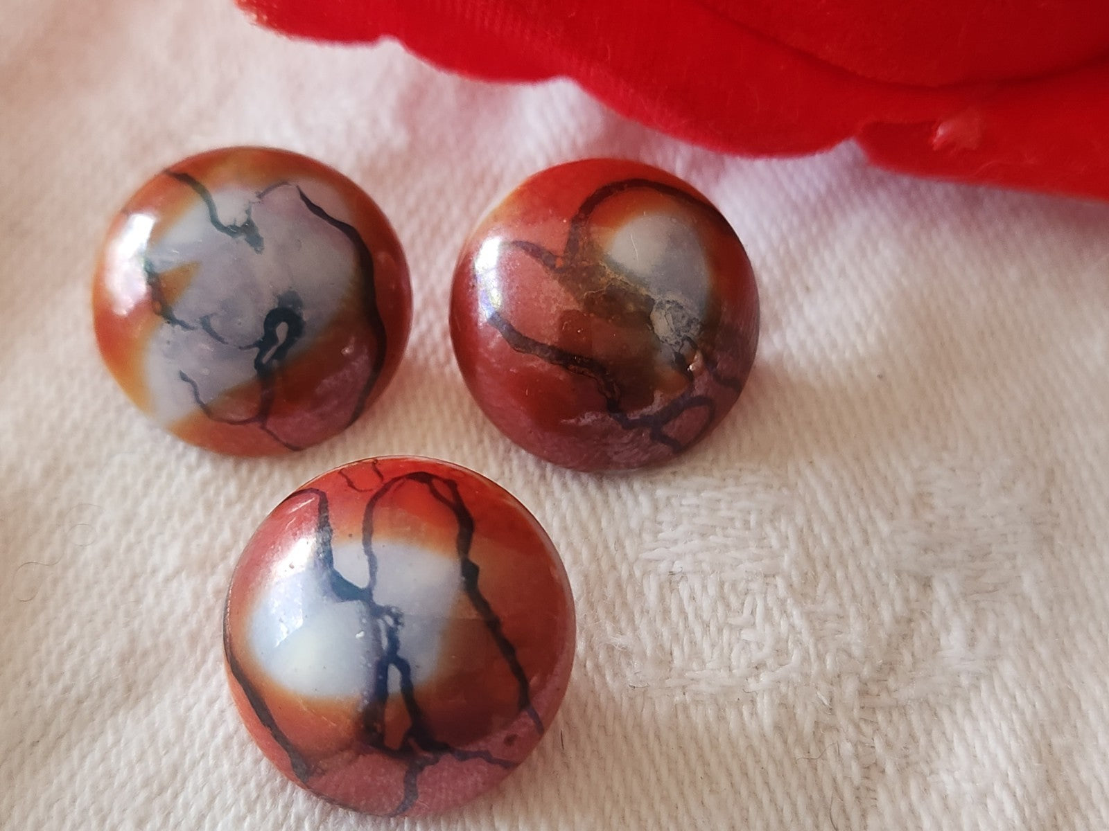 Trio  boutons vintage en verre rouge marbré 1,5 cm ancien G18B
