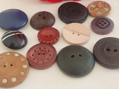 Panaché lot 12  boutons anciens en bois vintage trous 1,7 à 2,7 cm ref 6253