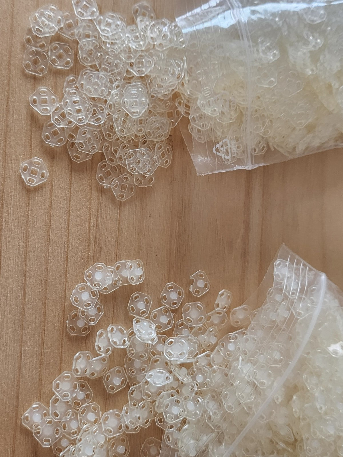 Lot 30 mini pressions transparente à coudre legerement jaune 0,7 cm ou 7 mm T9