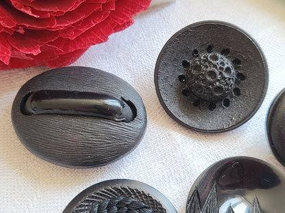 Lot 5 Boutons vintage panaché noir travaillé 2,2 cm à 2,6 cm ref 4562