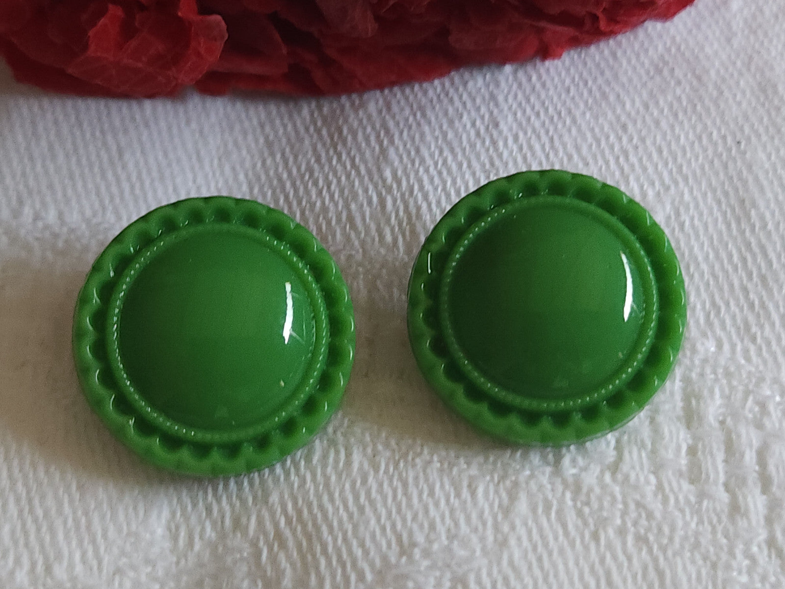 Duo  boutons anciens en verre travaillé vert   à pied 1,7 cm G18E