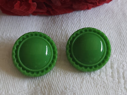 Duo  boutons anciens en verre travaillé vert   à pied 1,7 cm G18E