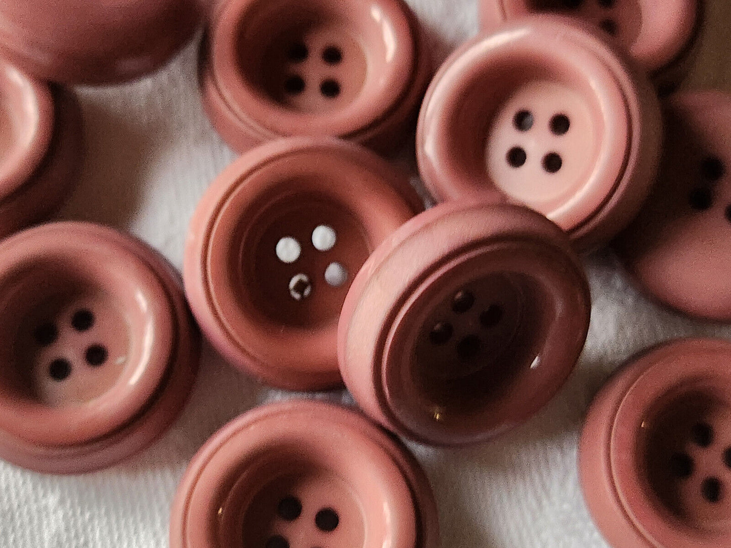 Lot 10 hauts boutons vintage rose/ marron 2,3 cm trous ref 760