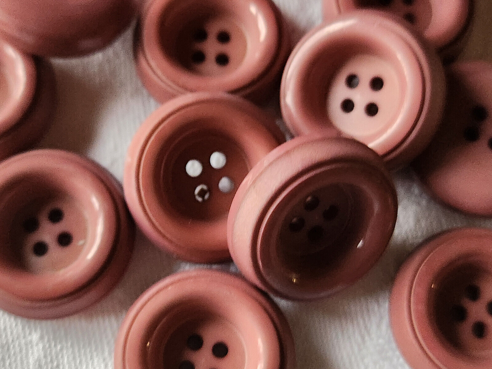 Lot 10 hauts boutons vintage rose/ marron 2,3 cm trous ref 760